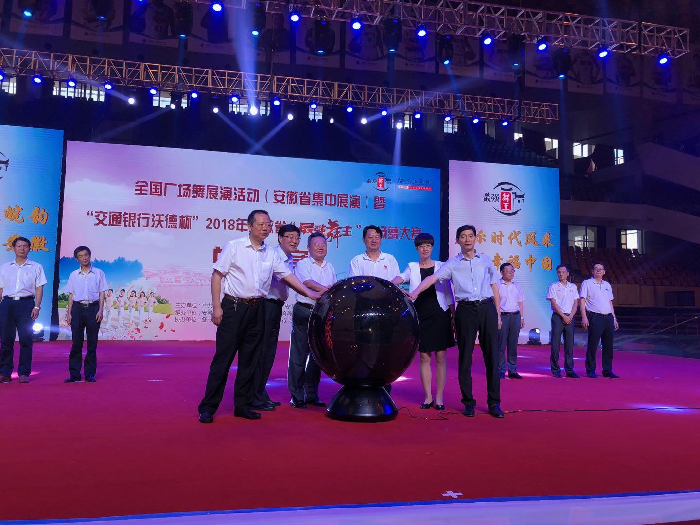 劲舞团情侣最新穿搭，舞动爱情的日常趣事风采展示