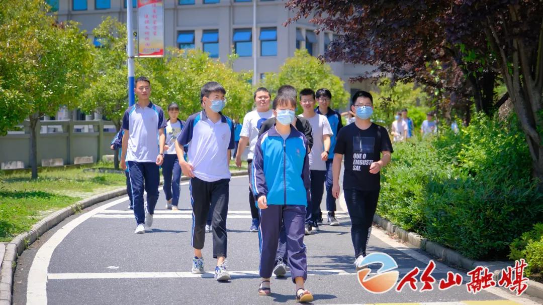 高考成绩公布最新，变化带来自信，努力铸就辉煌成就