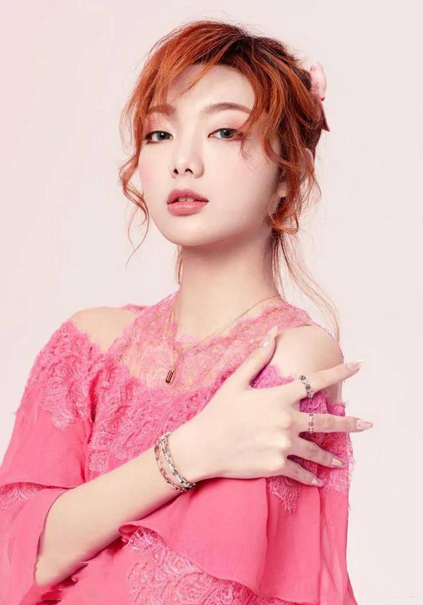 音乐界新星璀璨，最新女歌手闪耀登场