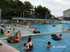 最新泳池，尽享欢乐时光